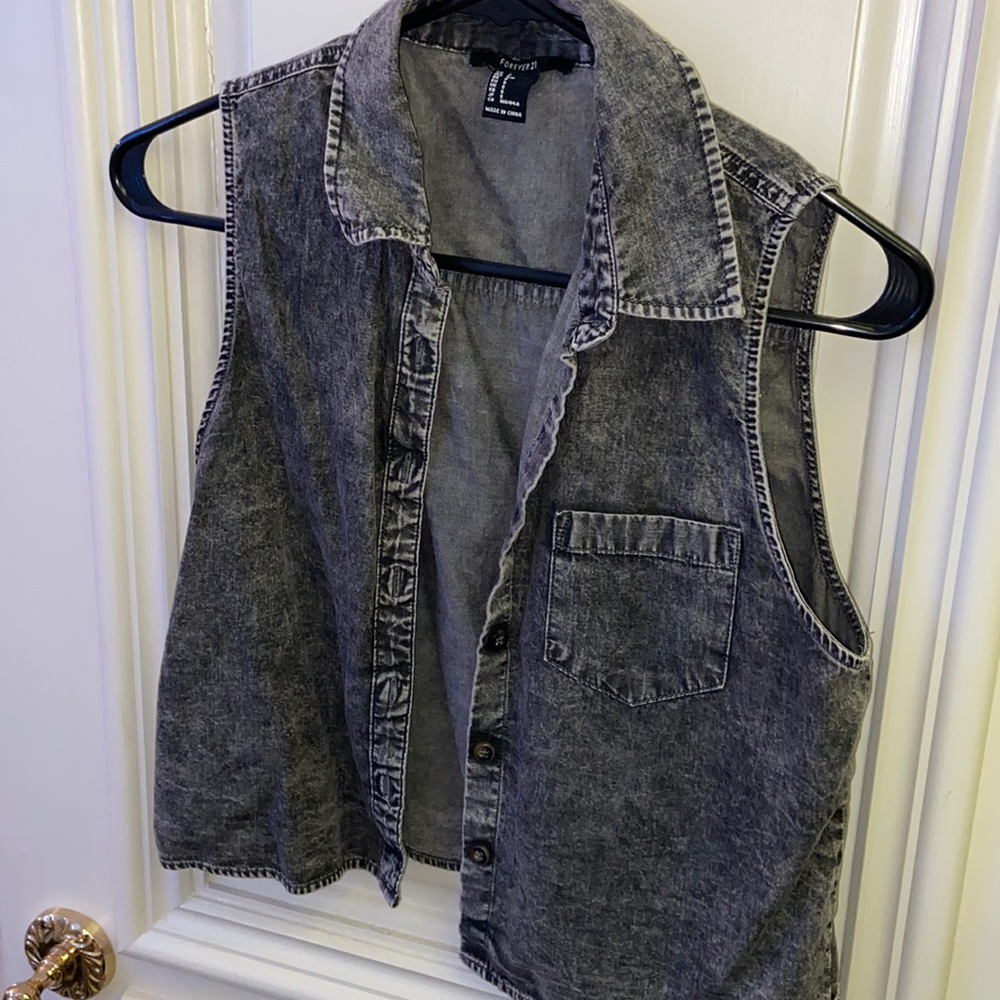 Forever 21 Cropped Gray Sleeveless Button down Waistcoat
